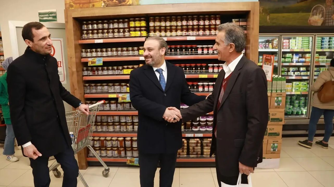 Keçiören İlçe Başkanlığı, Ovacık Çambaşı Caddesi'nde vatandaşlar ve esnaf ile buluştu.