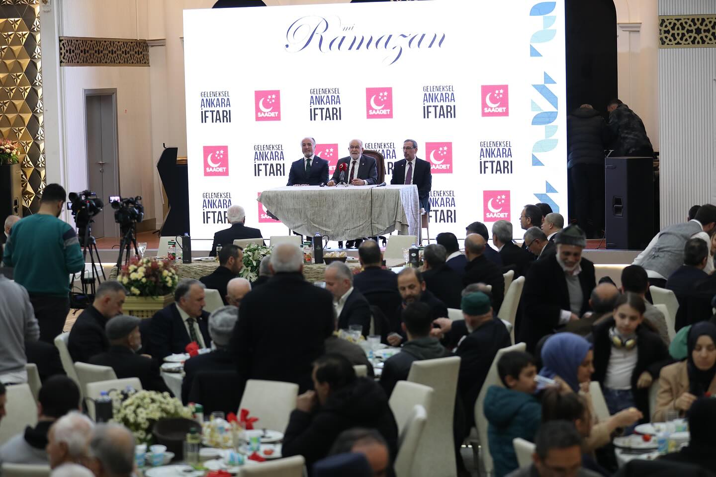 Saadet Partisi Genel Başkanı Temel Karamollaoğlu, Ankara'da düzenlenen iftar etkinliğinde biraraya gelenlerle buluştu.