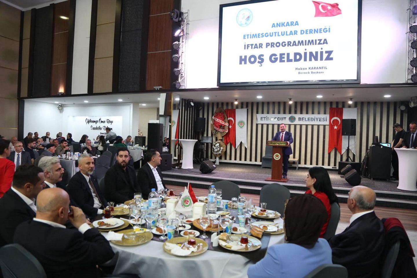 Etimesgut'ta düzenlenen büyük iftar programında siyasi figürler ve Ankaragücü taraftarları buluştu.