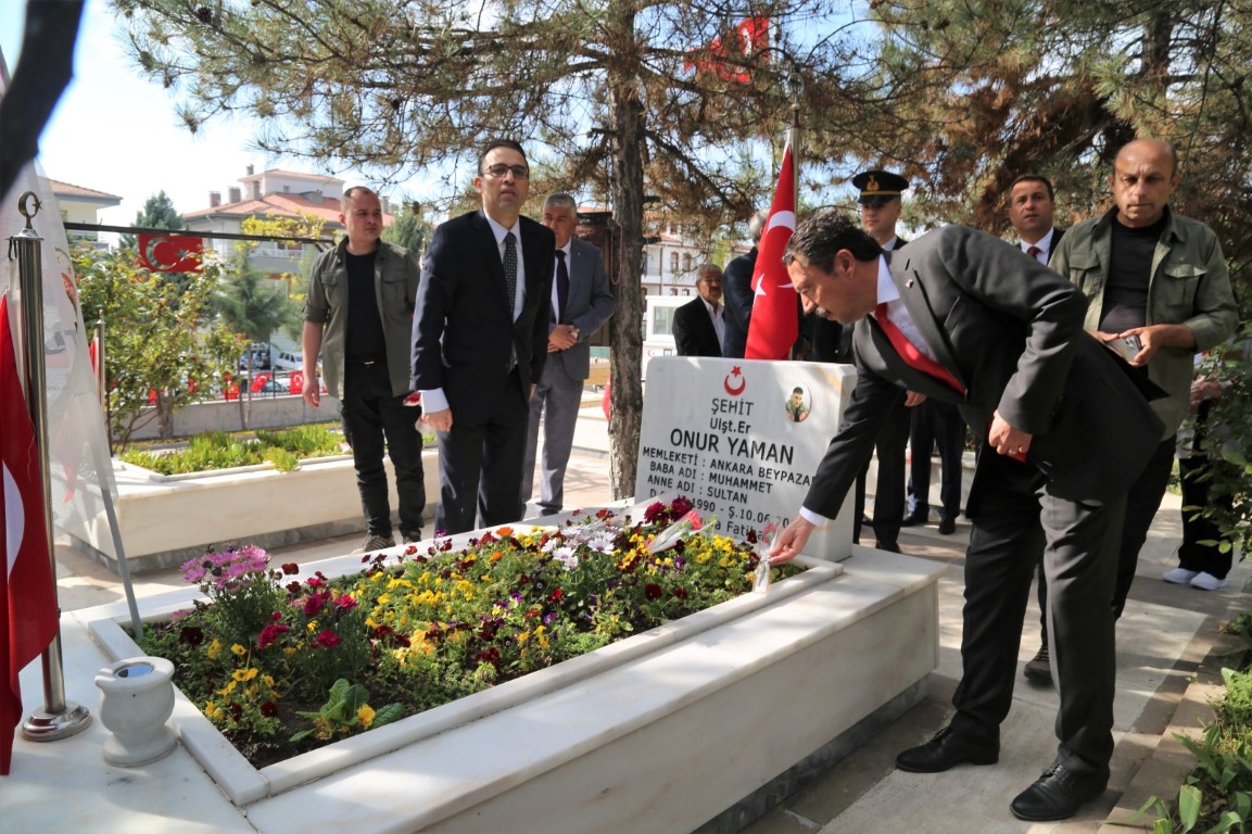 Kaymakam ve Belediye Başkanı Şehitlik Ziyaretinde Bayramı Kutladı