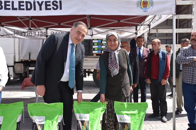 Nallıhan Belediyesi, Çiftçilere Silajlık Mısır Tohumları Dağıttı