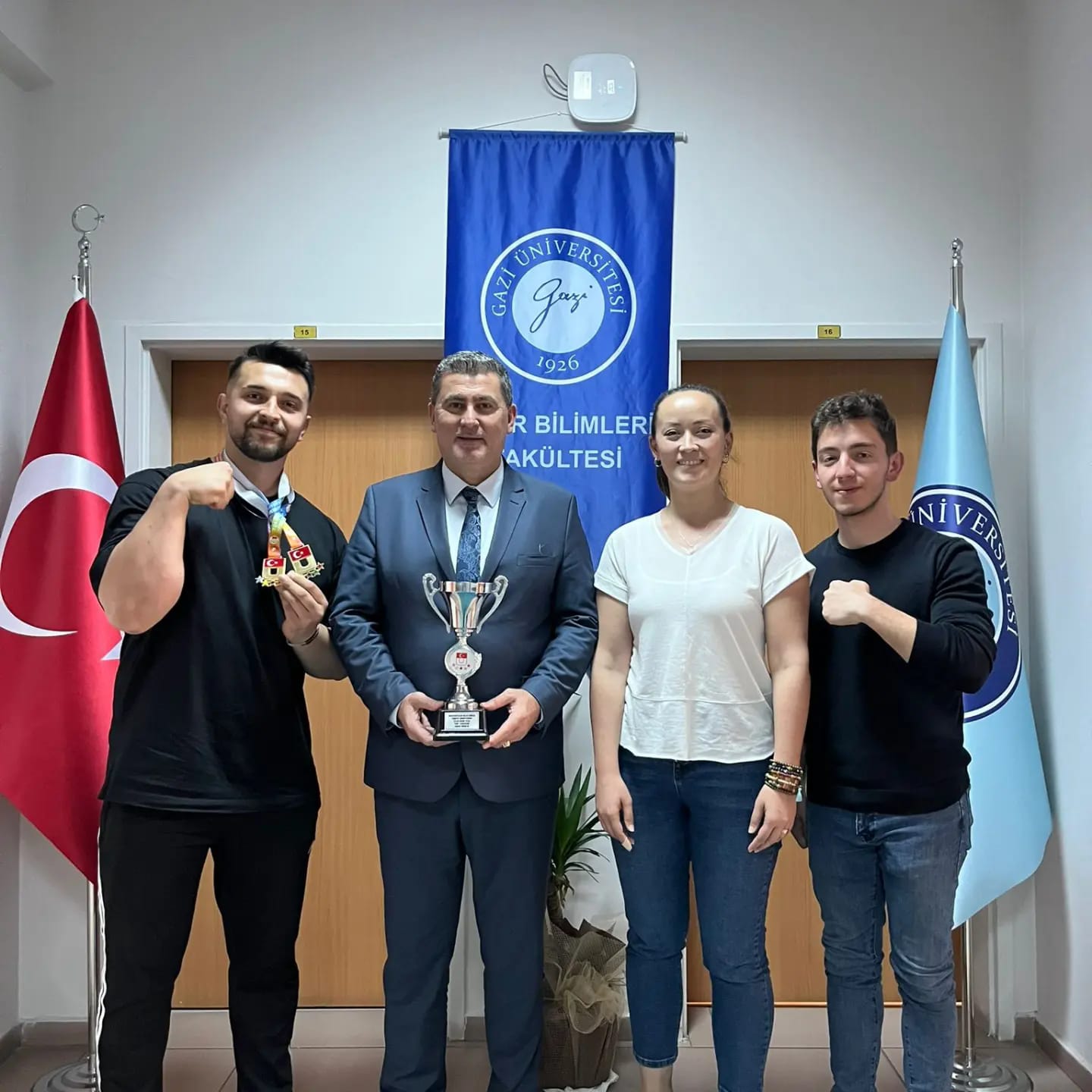 Gazi Üniversitesi Sporcuları Bilek Güreşi Şampiyonasında Başarı Elde Etti