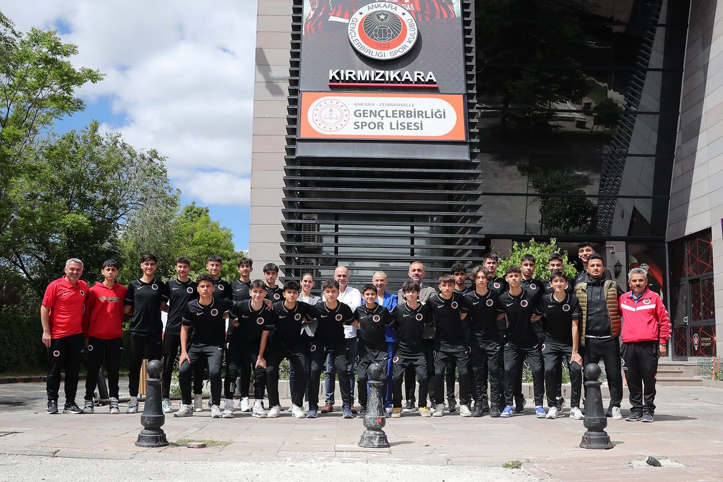 A Milli Kadın Futbol Takımı Teknik Direktörü Necla Güngör Kıragası Gençlerbirliği Spor Lisesi Öğrencileriyle Buluştu