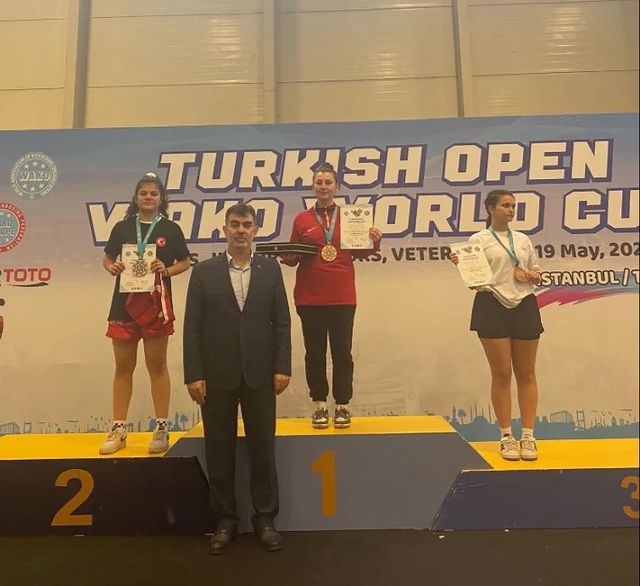 Yunus Emre Mesleki ve Teknik Anadolu Lisesi Öğrencisi Fatmanur Esen, Kick Boks İstanbul World Cup'ta Birincilik Kazandı