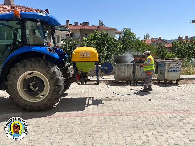 Nallıhan Belediyesi, Çöp Konteynerlarını Dezenfekte Ediyor