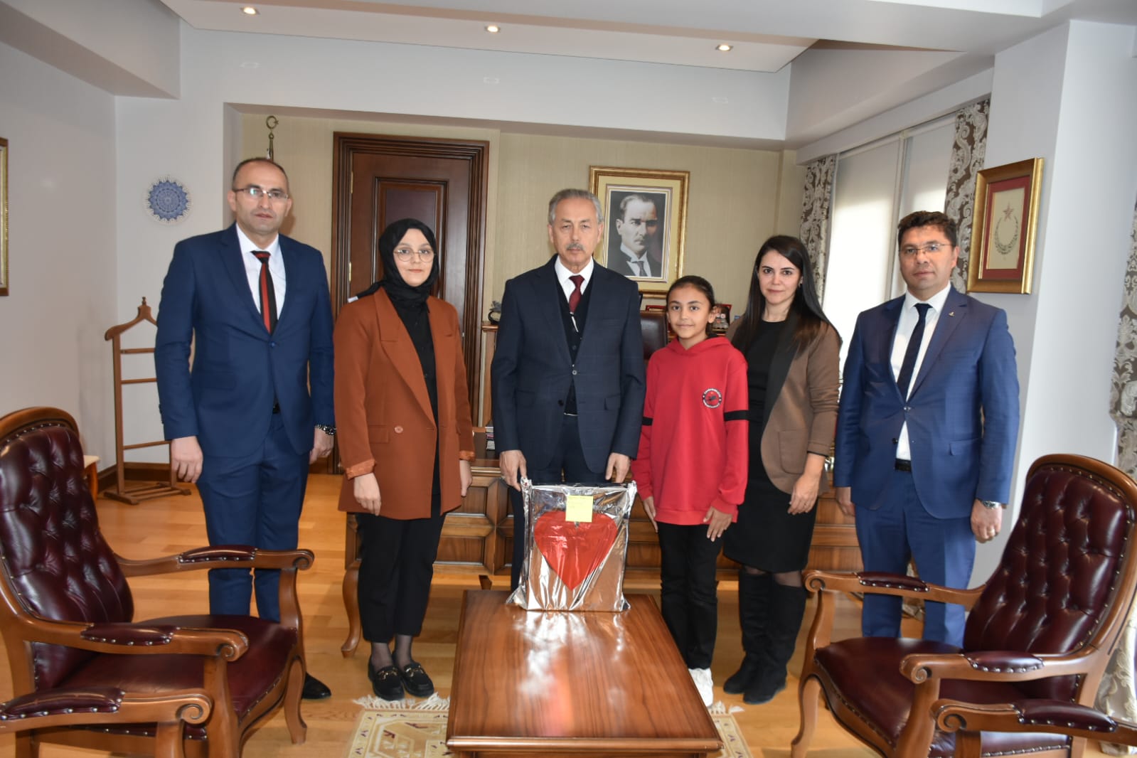 Ankara İl Milli Eğitim Müdürlüğü tarafından düzenlenen Cumhuriyetimizin 101. Yılı konulu Resim Yarışmasında İl Birincisi olan öğrenci, Kaymakamımızı ziyaret etti