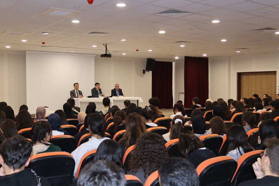 Kaymakamımız Mehmet TUNÇ, Akyurt Akademik Gelişim ve Başarı Projeleri kapsamında Akyurt Yıldırım Beyazıt Anadolu Lisesi öğrencileri ile bir araya geldi