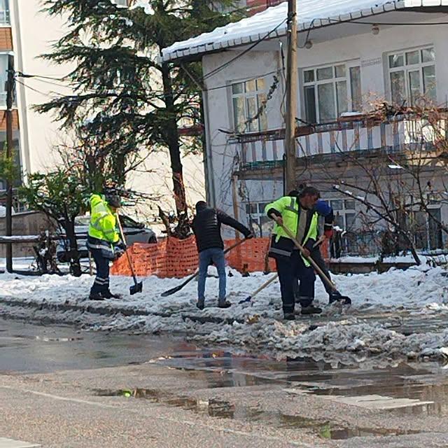 Nallıhan’da Kaldırımlarda Kar Küreme Çalışmaları Sürüyor