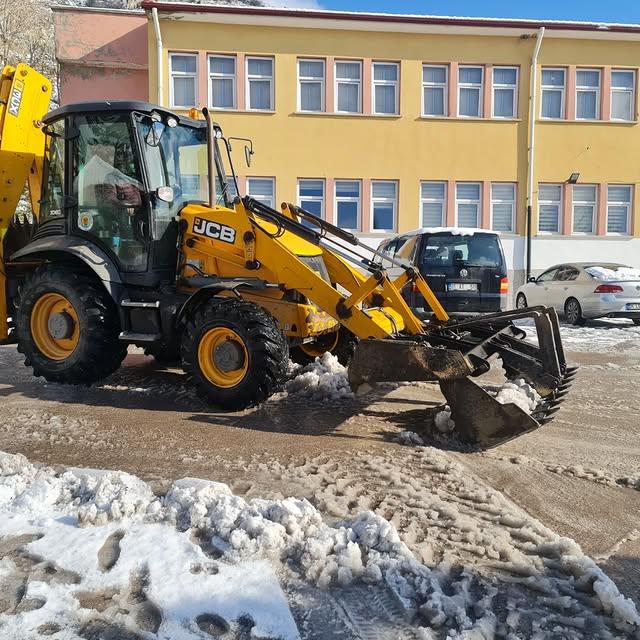 Okul Güvenliği için Kar Kürüme Çalışmaları Devam Ediyor