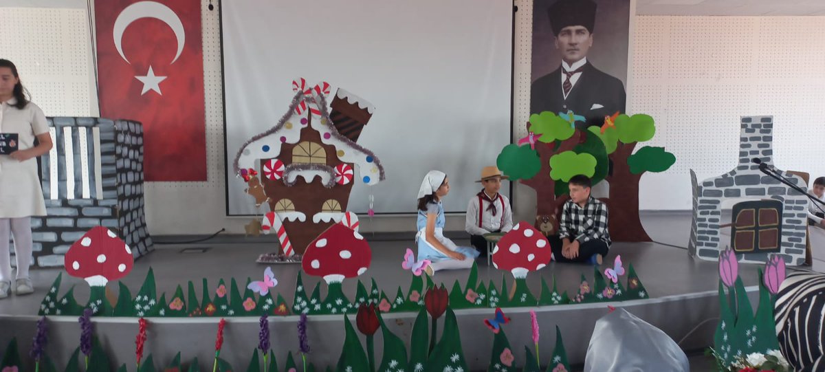 Pursaklar Kaymakamı Özeren, Feride Bekçioğlu Ortaokulu Yıl Sonu İngilizce Gösterisini İzledi